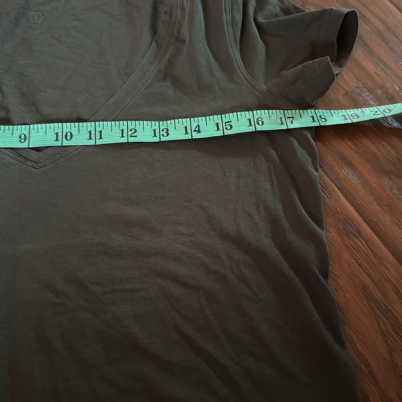 Lululemon Athletica Green Fitted Short Sleeve Tee - Picture 4 of 5